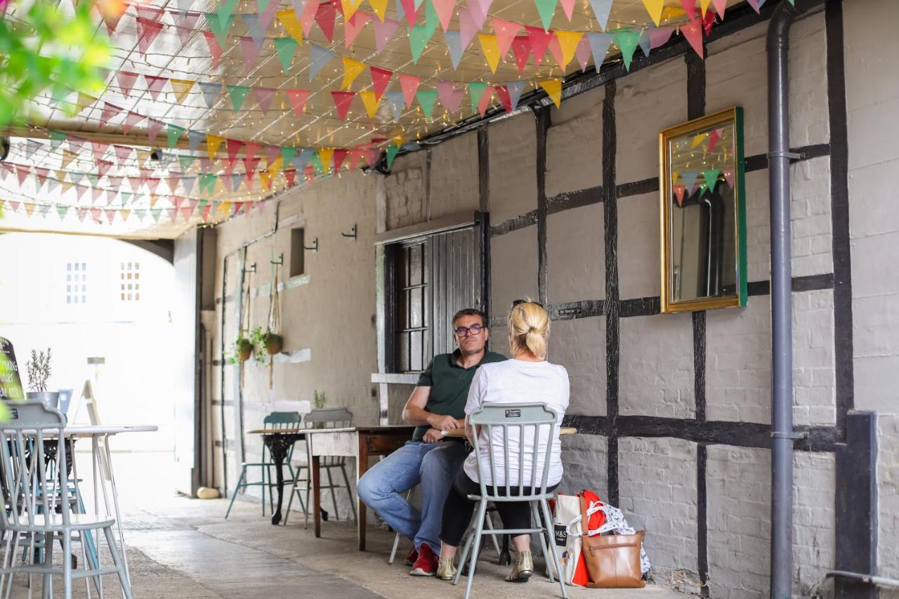 The Black Swan Inn Devizes Exterior photo
